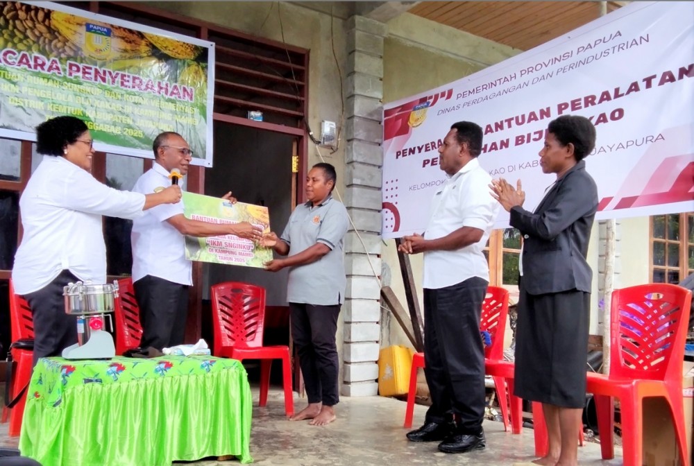 Penyerahan Bantuan Kepada Industri Pengolahan Kakao di Kabupaten Jayapura
