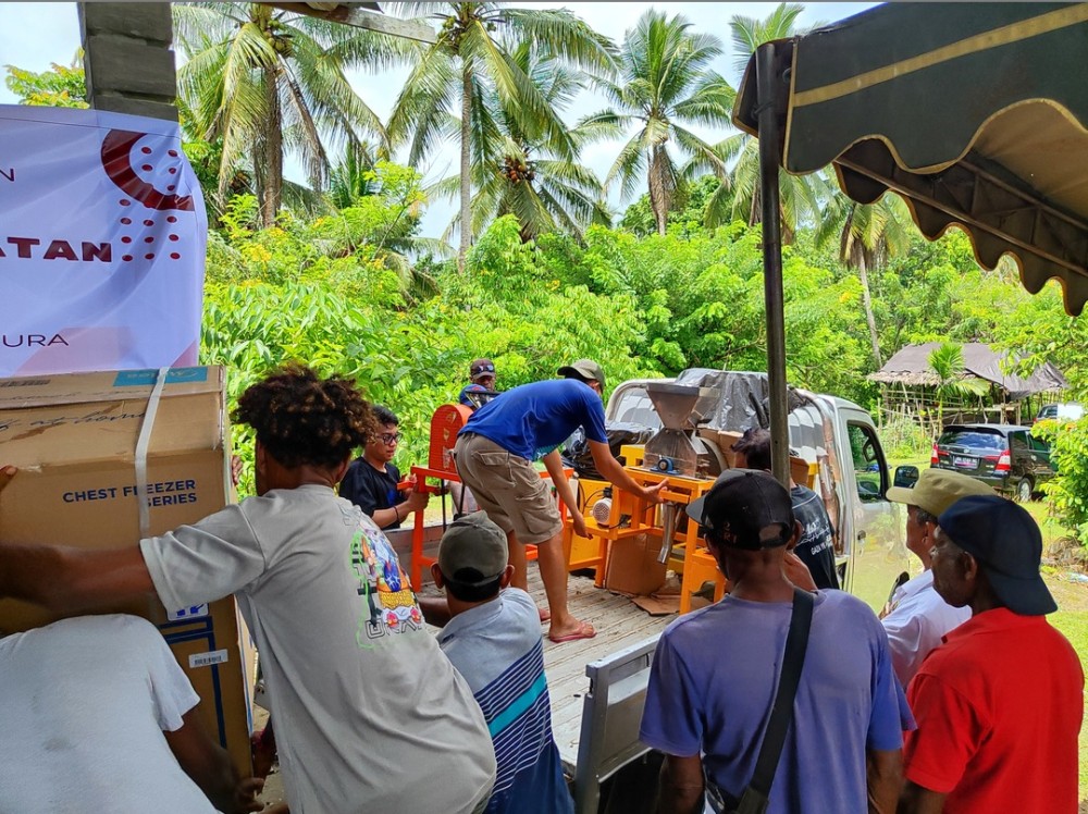 Penyerahan Bantuan Kepada Industri Pengolahan Kakao di Kabupaten Jayapura