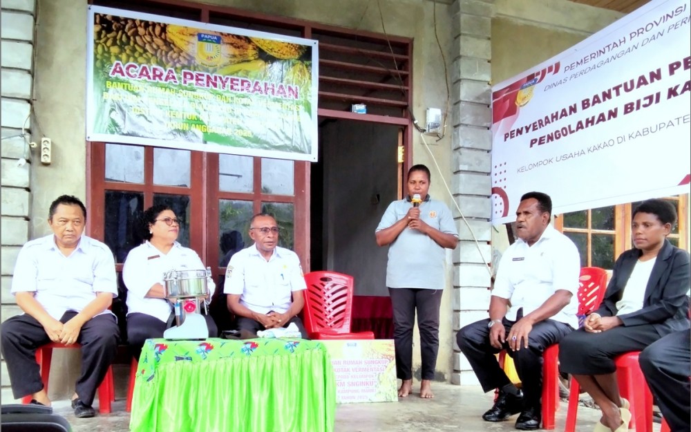 Penyerahan Bantuan Kepada Industri Pengolahan Kakao di Kabupaten Jayapura