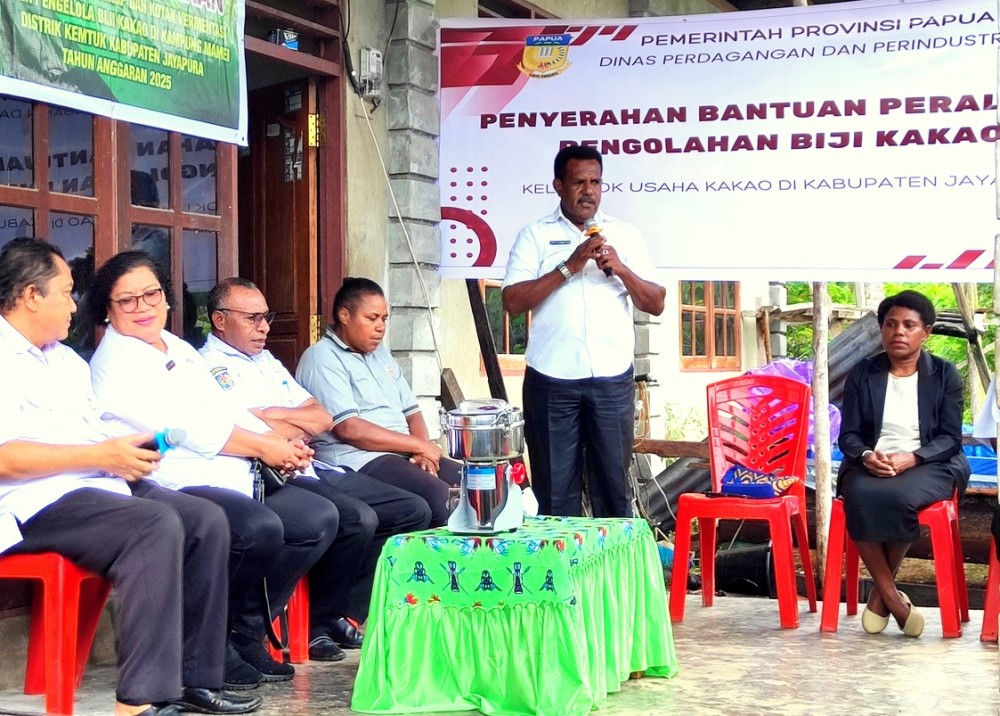 Penyerahan Bantuan Kepada Industri Pengolahan Kakao di Kabupaten Jayapura