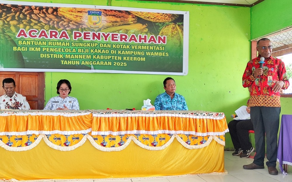 Pemerintah Provinsi Papua menyerahkan bantuan kepada kelompok industri pengolahan biji kakao