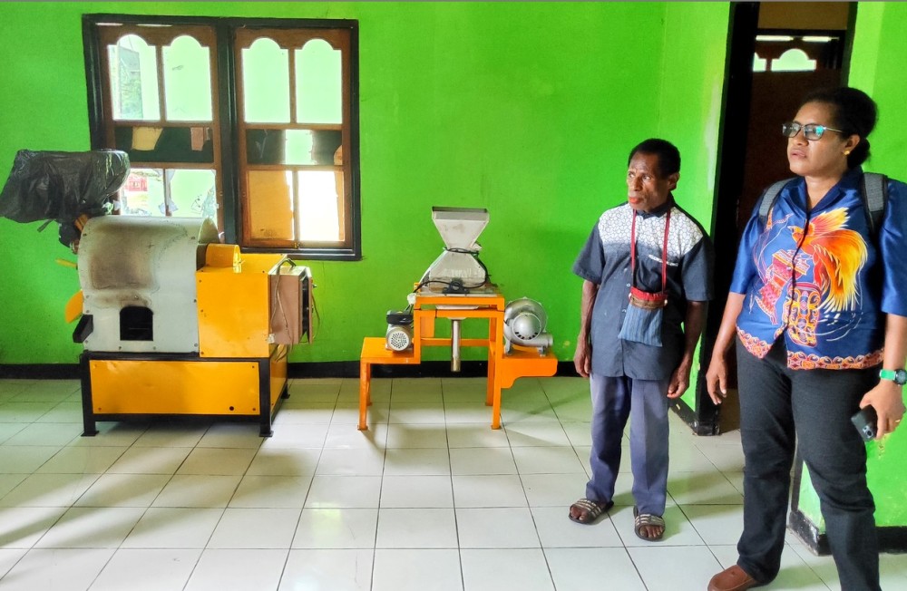 Pemerintah Provinsi Papua menyerahkan bantuan kepada kelompok industri pengolahan biji kakao