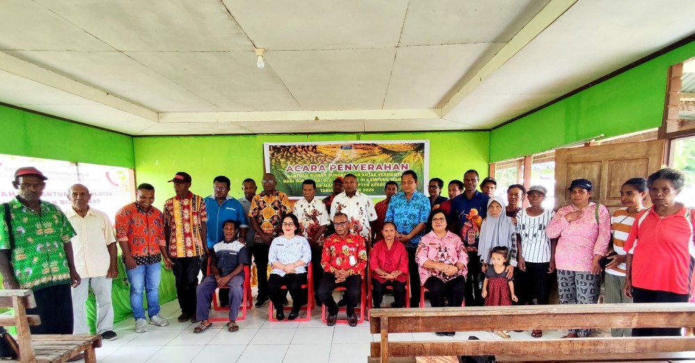 Pemerintah Provinsi Papua menyerahkan bantuan kepada kelompok industri pengolahan biji kakao
