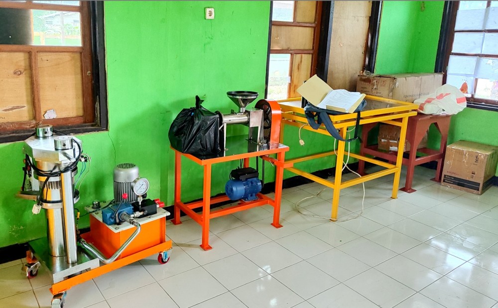 Pemerintah Provinsi Papua menyerahkan bantuan kepada kelompok industri pengolahan biji kakao